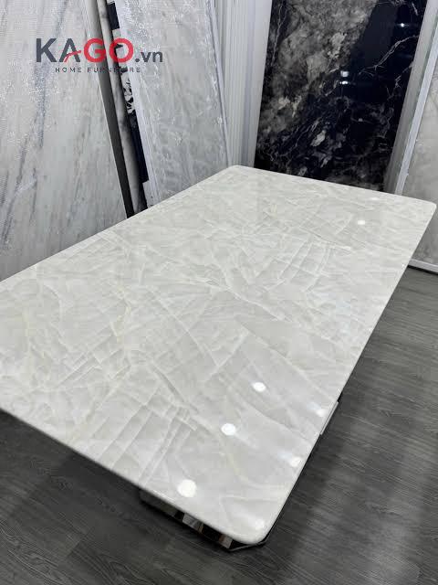 Đá vi tinh thể là vật liệu nhân tạo có cấu trúc tinh thể siêu nhỏ, bề mặt đặc, mịn, bóng và có tính thẩm mỹ cao