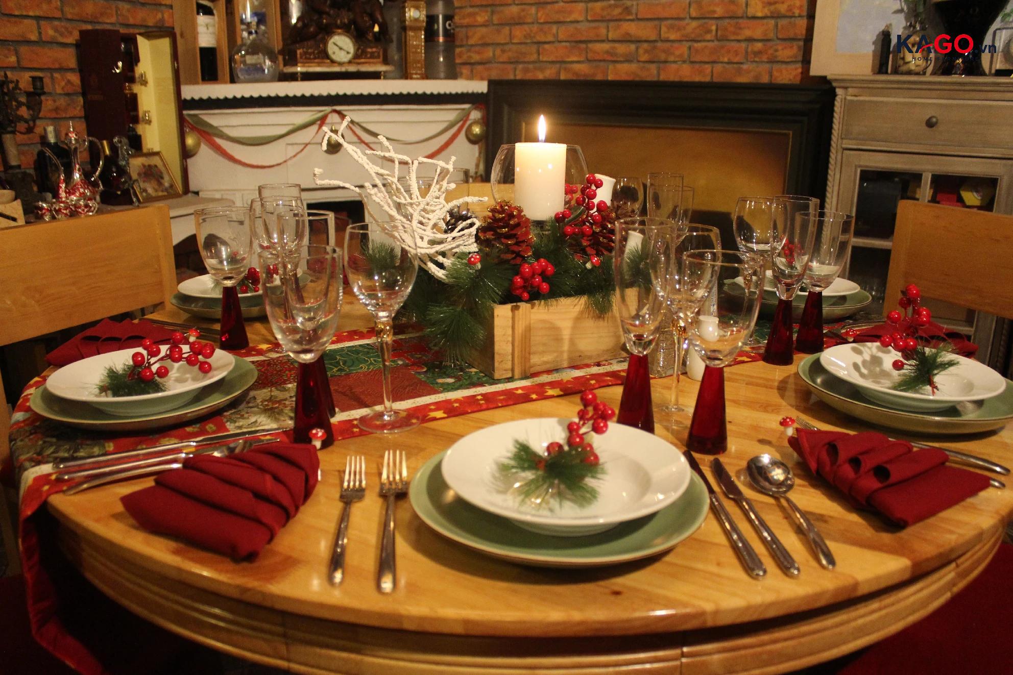 Trang trí bàn tiệc Noel bằng nến và hoa