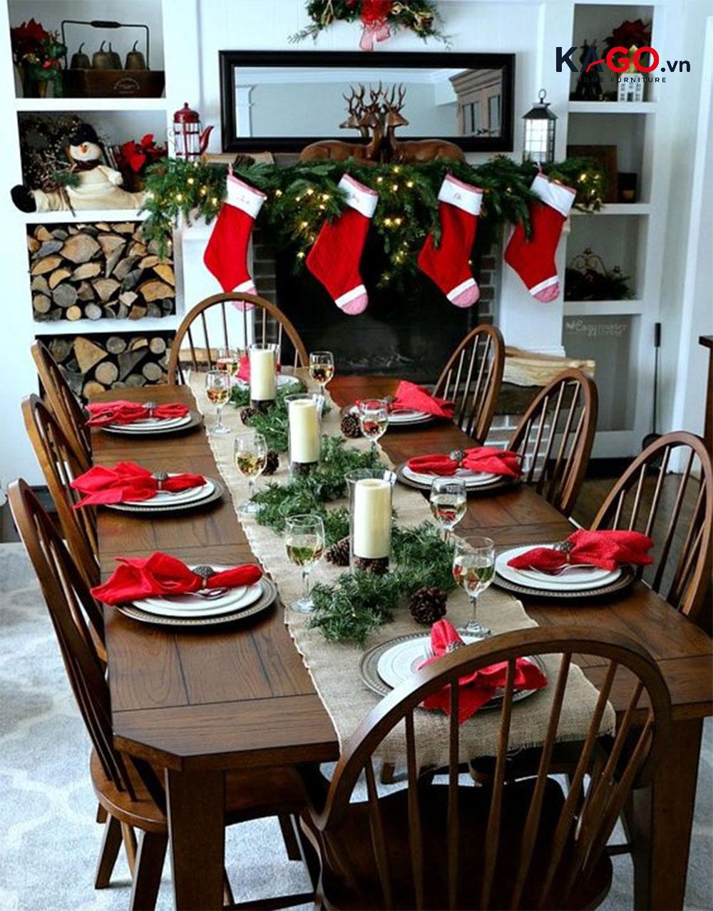 Sử dụng cành thông trang trí bàn tiệc Noel