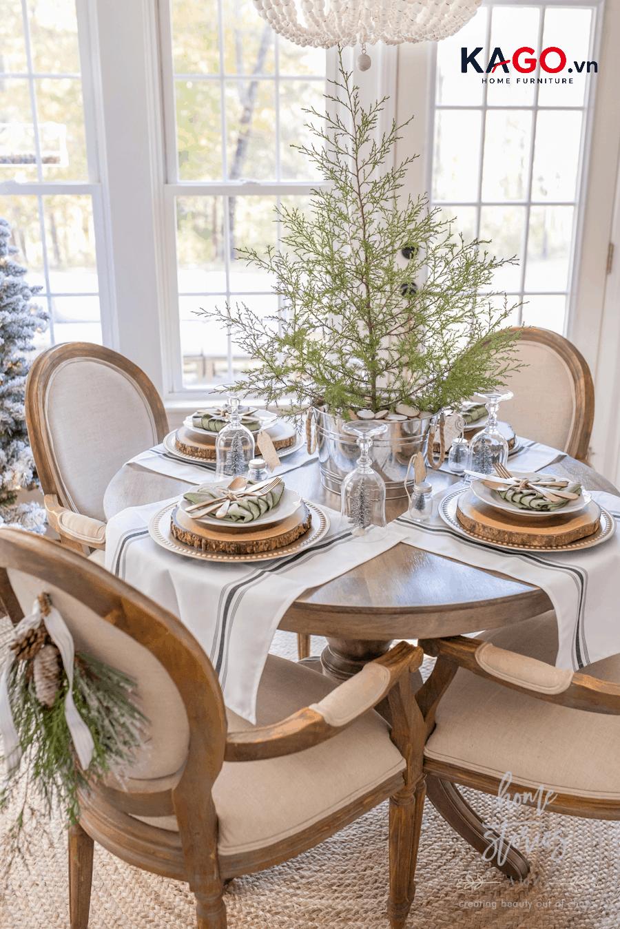 Ý tưởng trang trí bàn tiệc Noel bằng gam màu vàng và trắng