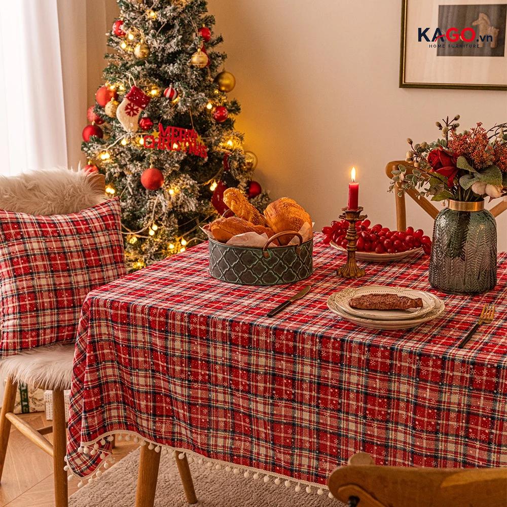 Trang trí bàn tiệc noel bằng tông màu đỏ - xanh lá